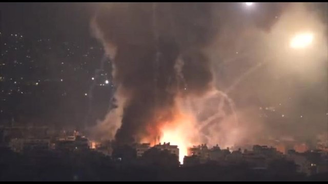 Attacchi di Israele alla periferia Sud di Beirut, fumo e esplosioni