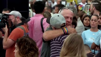 عائلات وأصدقاء ضحايا هجوم مهرجان نوفا الموسيقي يجتمعون لإحياء الذكرى الأولى في جنوب إسرائيل