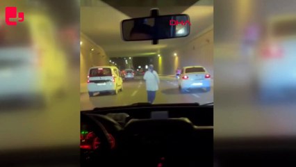 TEM Otoyolu'nda trafiğe aldırış etmeden dakikalarca yürüdüler