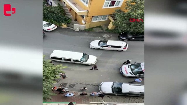 Çekiçli maganda dehşeti: Otomobilin önünü kestiler, camları kırıp sürücüye saldırdılar