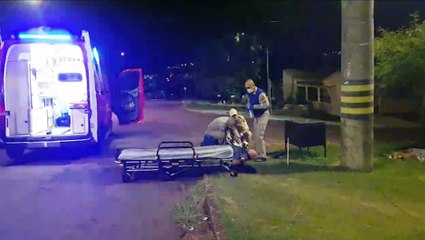 Motociclista enrosca em fio solto no meio da rua e tem lesão no pescoço
