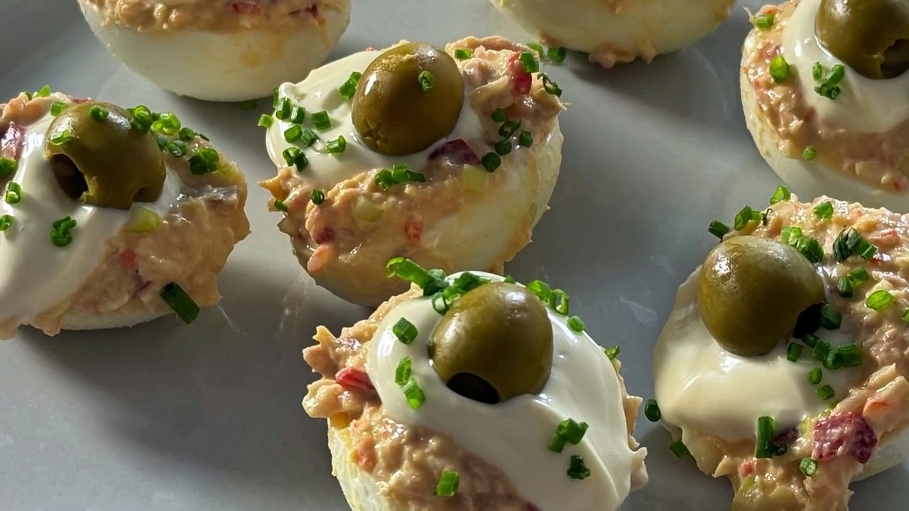 Huevos rellenos de atún, los típicos de la abuela
