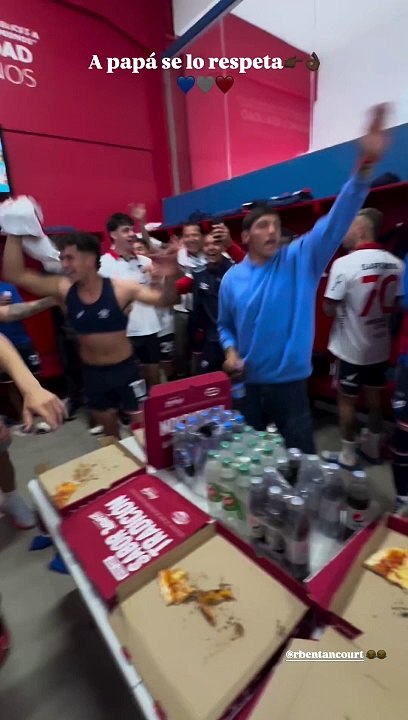 Los festejos en el vestuario de Nacional tras el triunfo ante Peñarol en el clásico del Gran Parque Central