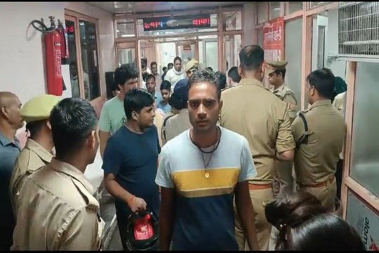 Crime video: लखनऊ विधानसभा के बाहर युवक ने किया आत्मदाह, सआदतगंज पुलिस पर गंभीर आरोप