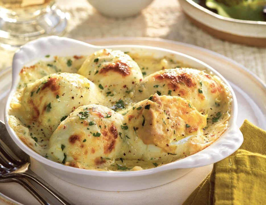 Huevos rellenos con atún y gratinados con bechamel