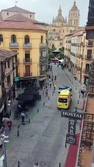 Un coche de la Policía Local impide el paso a una ambulancia durante varios minutos