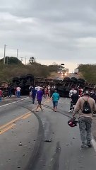 Acidente entre carro e caminhão na BR-116, em Chorozinho, deixa um morto e via interditada