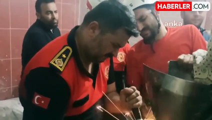 Şanlıurfa'da Eli Hamur Makinasına Sıkışan 13 Yaşındaki Çırak, İtfaiye Ekiplerince Kurtarıldı