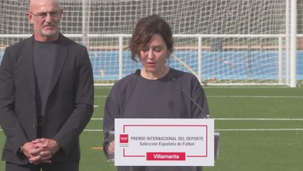 Télécharger la video: Ayuso entrega el Premio Internacional del Deporte de la Comunidad a la Selección de Fútbol