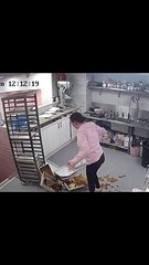 Pasteleira passa dia a cozinhar.Pasteleira passa dia a cozinhar.