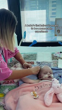 Mamma taglia i capelli alla figlia di un anno prima dell'intervento al cervello