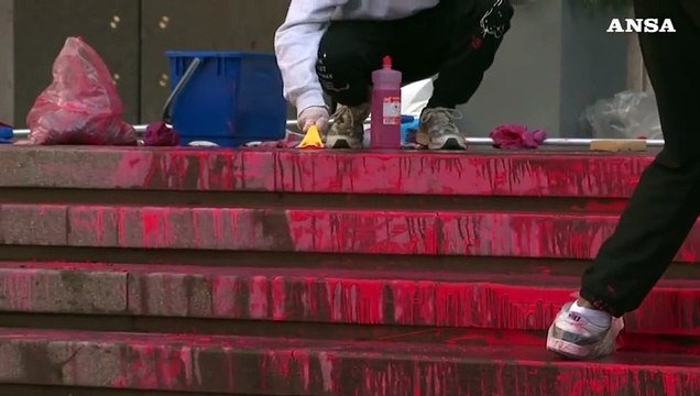 Vernice rossa davanti al Consiglio Provinciale di Bolzano, forse per 7 ottobre