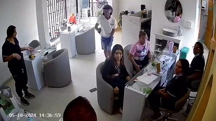 Hombre asalta a punta de pistola un salón de belleza
