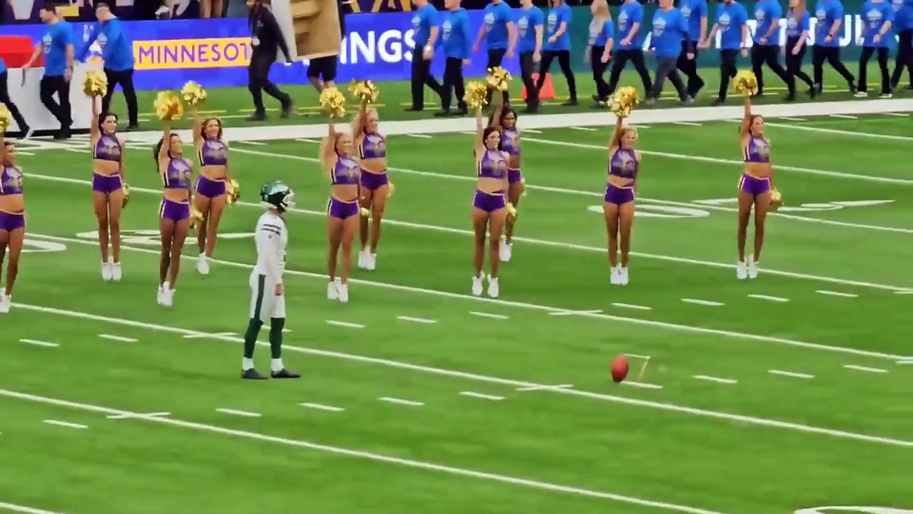 Jets kicker Greg Zuerlein is not going to let the Vikings cheerleaders disrupt his pregame kicks