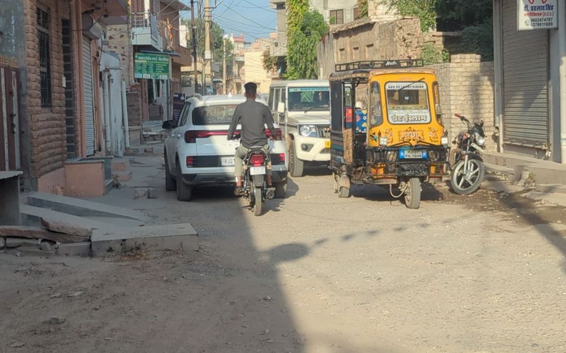 टूटी सडक़ पर उड़ती धूल व कचरा का ढेर बना कारोबार में बाधा