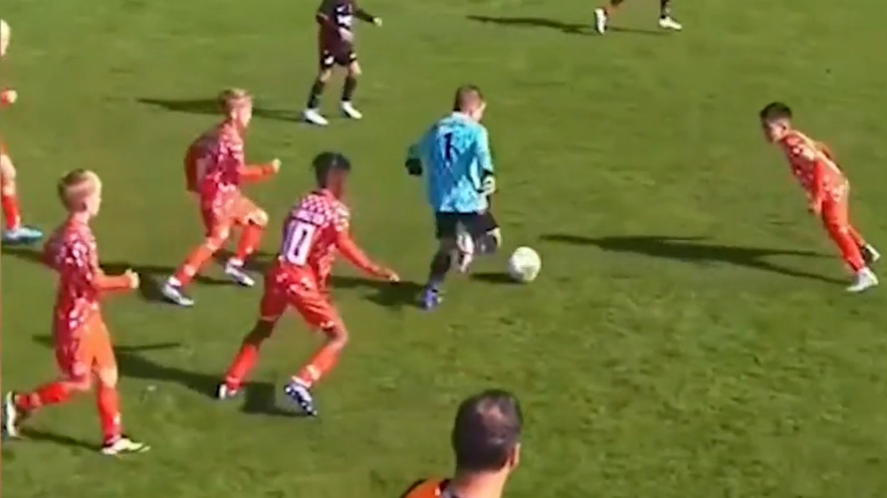 Portiere fenomeno: dribbla tutti e fa gol