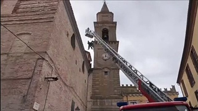 Vigili del fuoco al lavoro sulla chiesa di Bellante