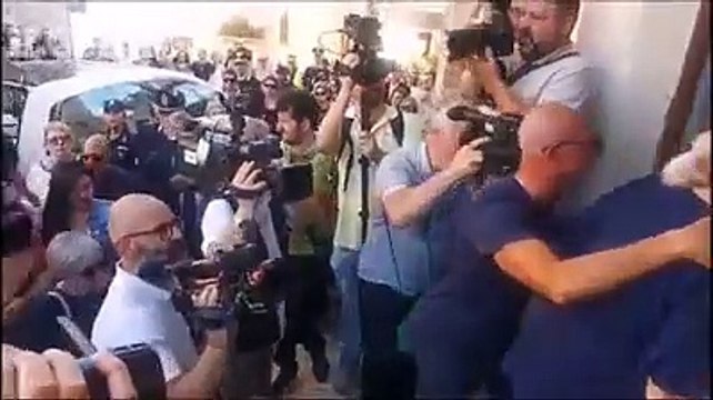 L'ultimo abbraccio a Thomas, piazza stracolma davanti alla chiesa e avvolta nel silenzio