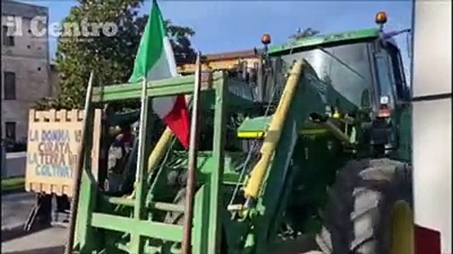 La protesta dei trattori conquista anche Teramo: il raduno con l'Inno d'Italia e il corteo con luci e clacson