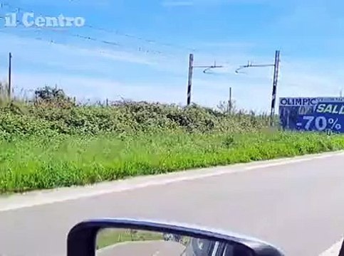 Sul ciglio della Statale ad aspettare il bus: ecco la fermata fantasma e pericolosa tra Pineto e Roseto