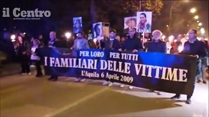 Il silenzio, la commozione, il braciere e quel lungo lenzuolo con i nomi delle 309 vittime