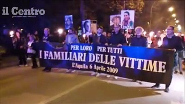 Il silenzio, la commozione, il braciere e quel lungo lenzuolo con i nomi delle 309 vittime