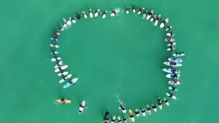 Il grande cuore "agitato" che i surfisti formano nella baia di Vignola