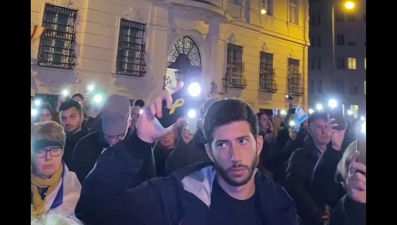 Lichtermeer am Wiener Ballhausplatz bei Gedenkfeier für Opfer des 7. Oktober