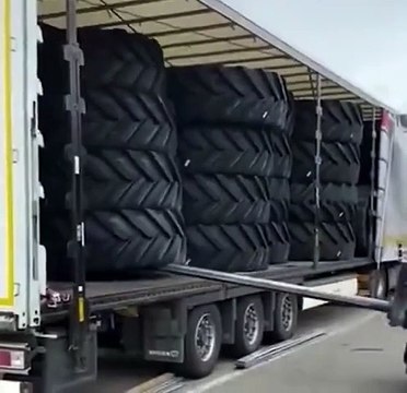 Regardez comment il décharge ces pneus de tracteur géants... la classe