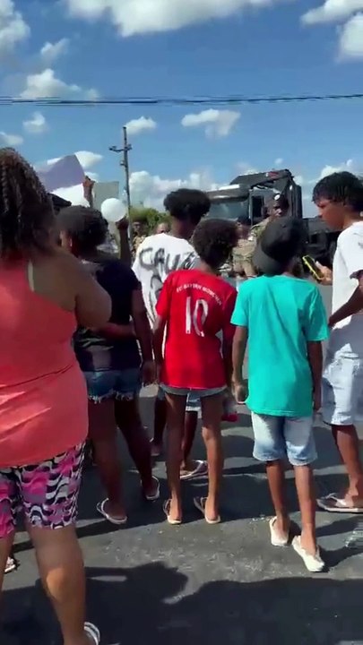 Manifestantes interditam BR-101 em protesto a morte de jovem em Cruz das Almas; assista