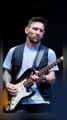 Leo Messi tocando guitarra