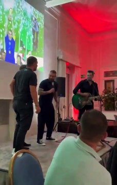 Totti, De Rossi e Pirlo cantano Ci vorrebbe un amico alla festa per Marcello Lippi
