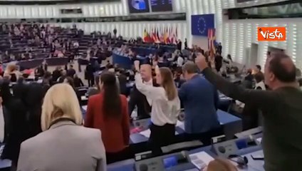 Bella Ciao a Parlamento Ue contro Orban cantata con il pugno chiuso da The Left, Verdi e Socialisti