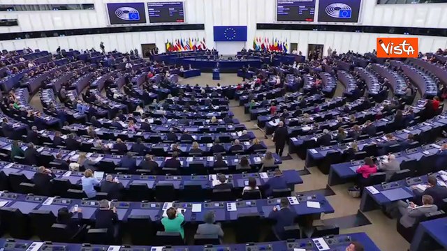 La sinistra canta Bella Ciao contro Orban all'Europarlamento, Metsola: Sembra la Casa di Carta