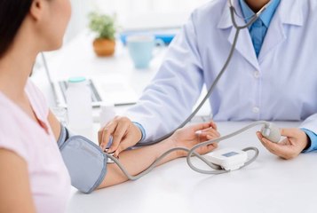 Hypertension : certaines positions du bras peuvent conduire à des mesures inexactes, voici la bonne façon de procéder