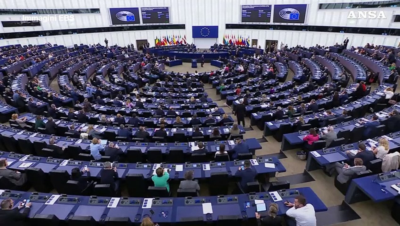 Strasburgo, Sinistra Ue intona "Bella ciao" al termine del discorso di Orban