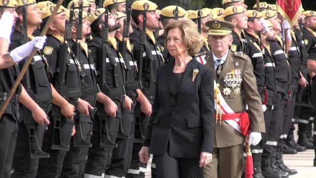 La Reina Sofía reaparece seria y tensa tras el escándalo de Don Juan Carlos y Bárbara Rey