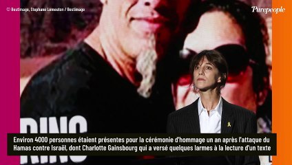 Sur le visage de Charlotte Gainsbourg, les larmes perlent : elle cache difficile son émotion, non loin du couple Sarkozy
