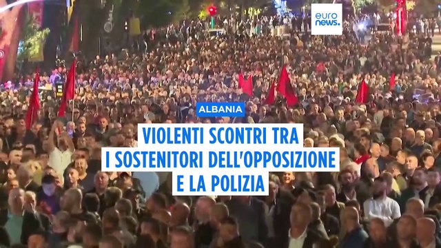 I sostenitori dell'opposizione albanese si scontrano con la polizia durante la protesta che chiede le dimissioni del premier Rama