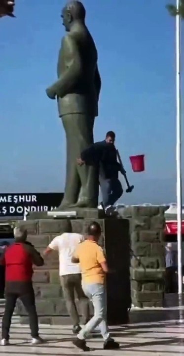 Elindeki tokmakla Atatürk heykeline, vatandaşlar da ona saldırdı