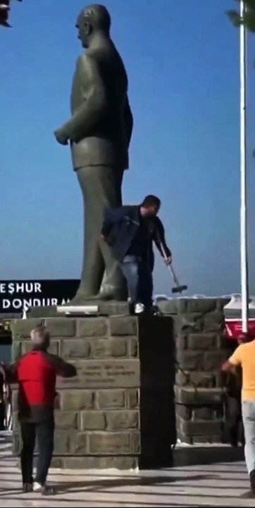Atatürk Heykeline Balyozla Saldıran Şahısa Yurttaşlardan Müdahale!