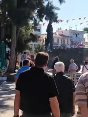 Atatürk heykeline balyozla saldırdı