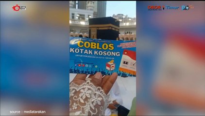 Viral di Media Sosial, Seorang Wanita yang Ibadah Umroh Membawa Kertas Bertuliskan 'Coblos Kotak Kosong'