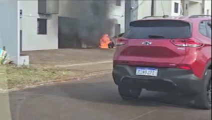 Carro pega fogo em calçada de prédio na Região da FAG
