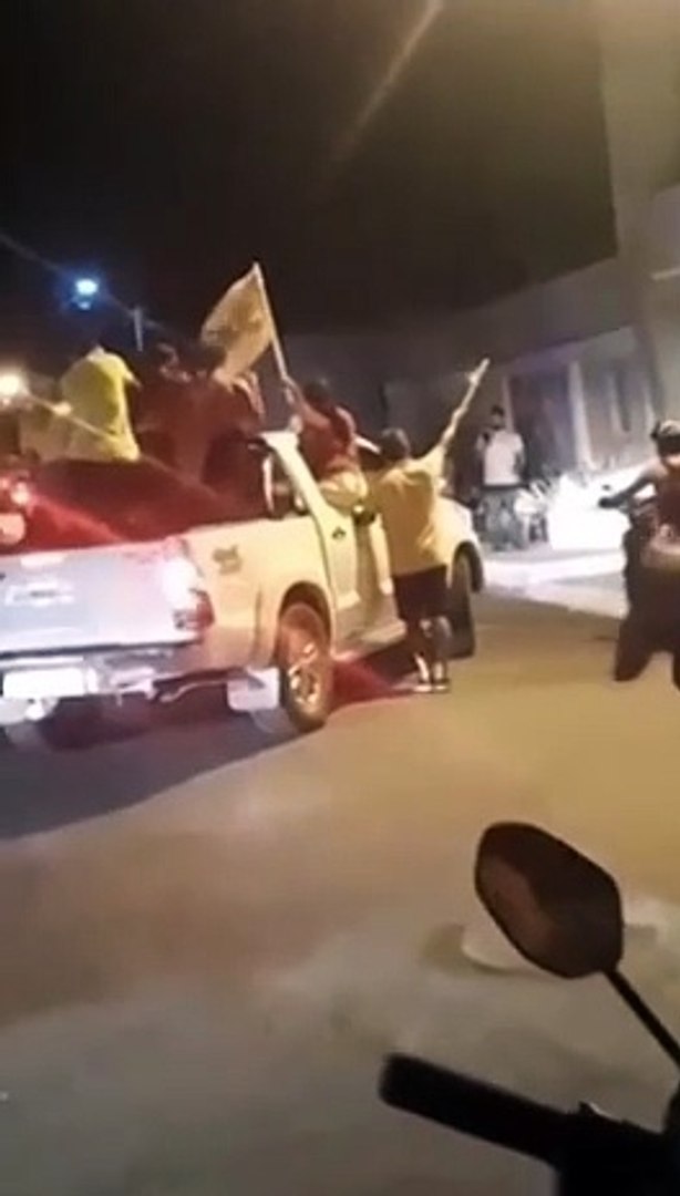 Após vitória, prefeito eleito é filmado chutando portão e xingando adversárias
