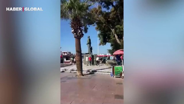 Ayvalık'ta Atatürk heykeline balyozla saldıran adam vatandaşlar tarafından dövüldü