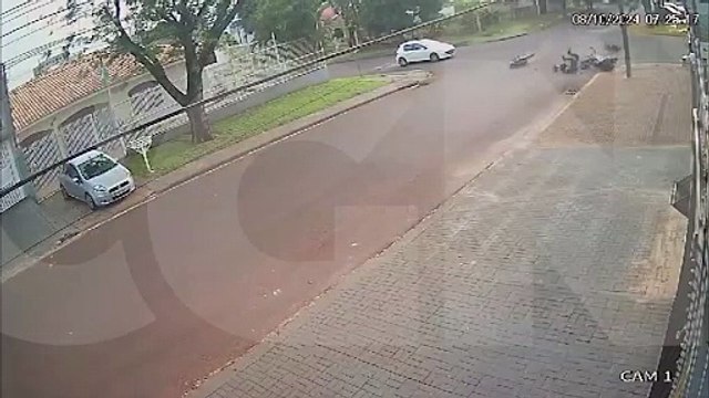 Câmera flagra acidente entre duas motos no Centro