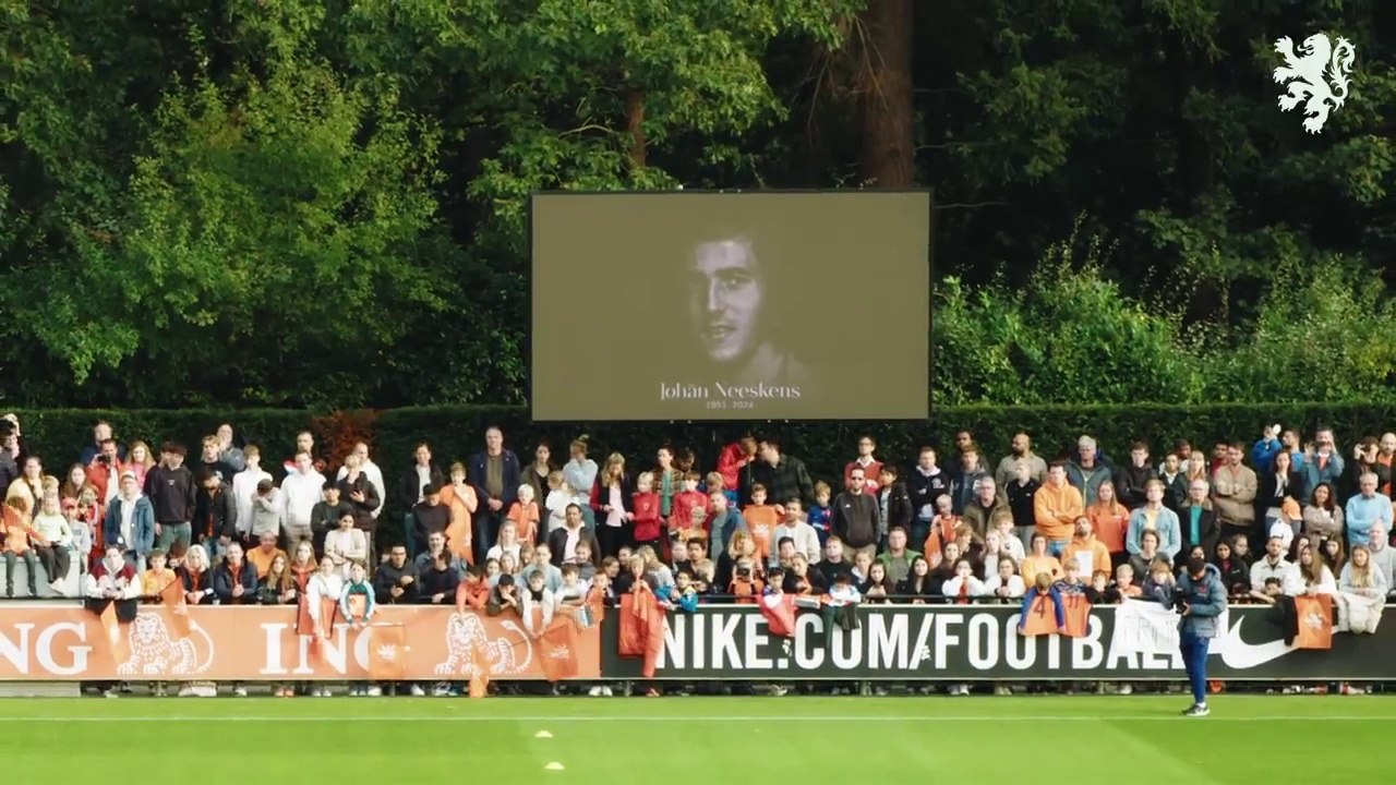 La Selección de Países Bajos mantiene un minuto de silencio en memoria de Johan Neeskens