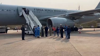 Voo com repatriados do Líbano pousa em São Paulo; veja vídeo