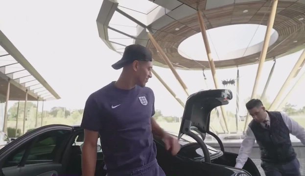 La reacción viral del equipo femenino inglés cuando llega Bellingham a la concentración